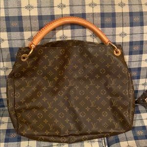 Louis Vuitton Artsy MM in monogram